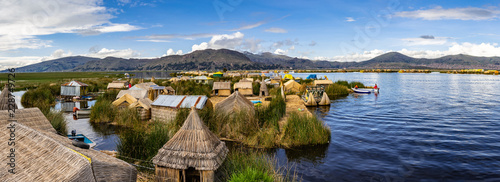 Panorama über den Titicacasee zwischen den schwimmenden Dörfern der Uros in Peru photo