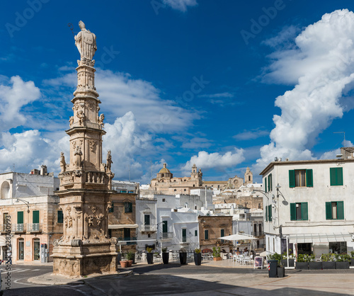 Oronzo-Säule im Zentrum von Ostuni; Apulien; Italien