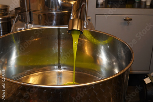 Foto genuine olive oil mill production