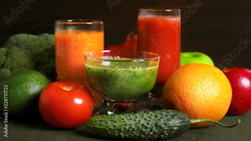 Здоровое питание, смузи, соки, овощи и фрукты, вегетарианство