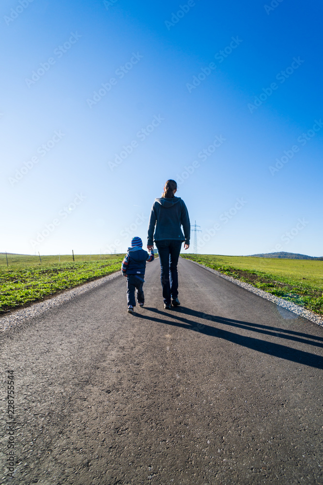 Frau mit Junge an der Hand