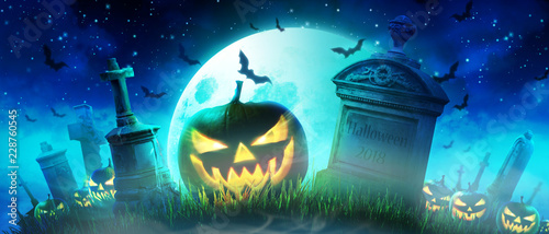 Halloween Motiv mit Kürbisen auf dem Friedhof