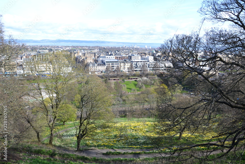 Naklejka premium Принсес стрит гарден и Новый город Эдинбурга, вид с Замковой скалы