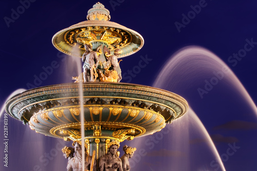 Fontaine nocturne (Place de la Concorde, Paris)