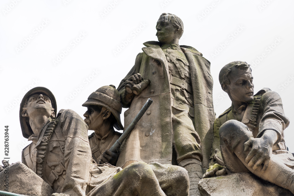 Kriegsdenkmal an einer Brücke der Innenstadt von Edinburgh Kriegsdenkmal an einer Brücke der Innenstadt von Edinburgh