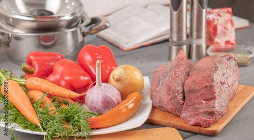 Овощи и мясо для приготовления блюда на столе