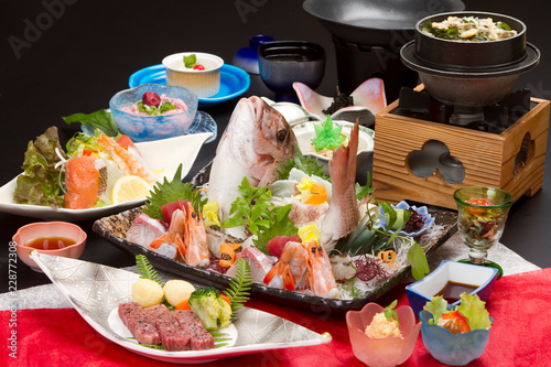 会席 和 鯛 鮮魚 姿 刺身 ステーキ 牛 肉サラダ料理 肉 刺身 鮪 調理 懐石