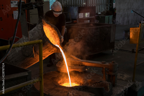 Foto Molten iron pour from ladle into melting furnace