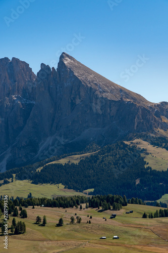 Eine Wanderung auf der Seiser Alm im Herbst bei blauem Himmel