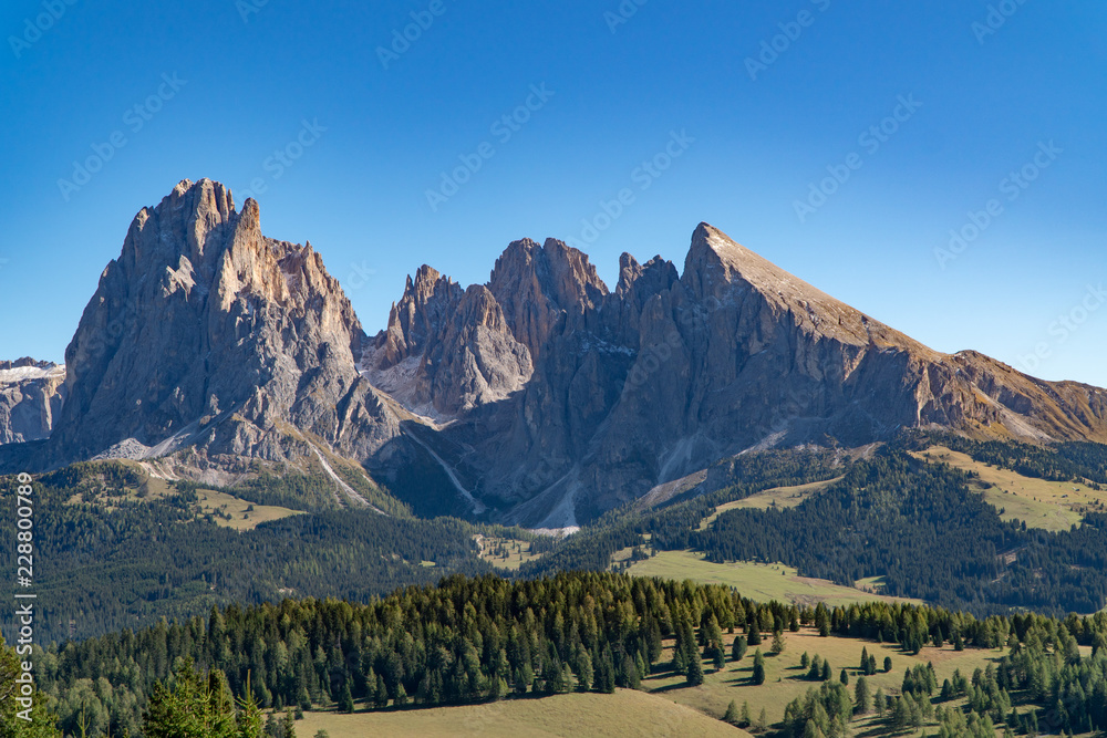 Eine Wanderung auf der Seiser Alm im Herbst bei blauem Himmel