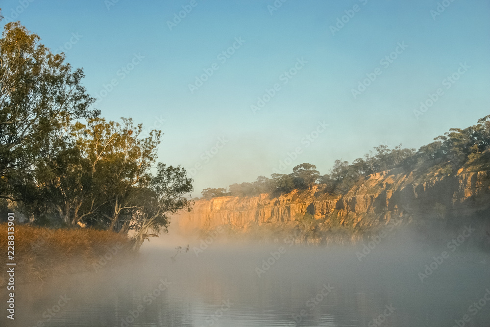 Obraz premium Early morning mist and fog on the Murray River near Wakerie in South Australia.
