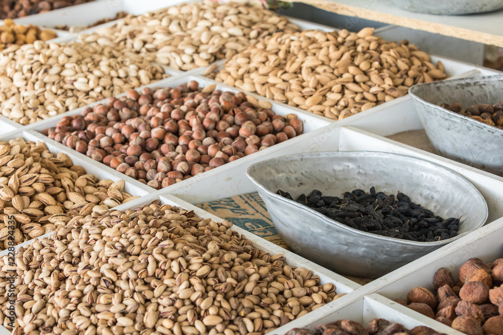Obraz premium Dried fruits and nuts on local food market in Tashkent, Uzbekistan