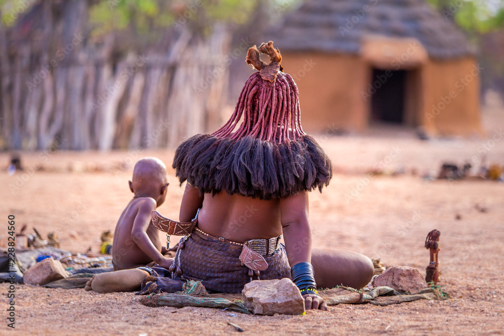 Cheveux femme tribu Himba Namibie de dos indigène Stock Photo | Adobe Stock
