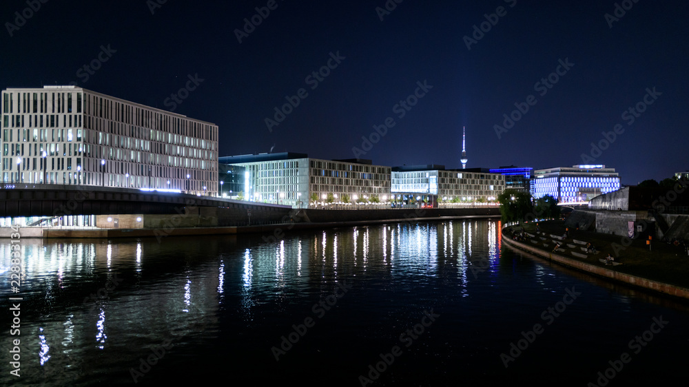 Berlino, palazzi del Parlamento di notte Berlino, palazzi del Parlamento di notte
