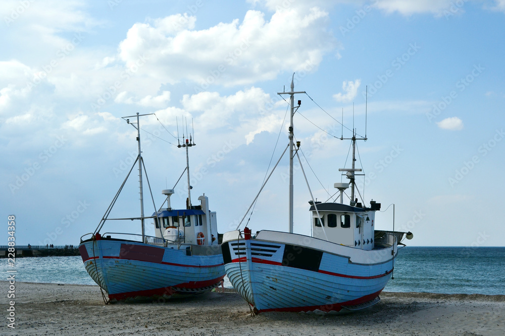 zwei alte schiffe am strand in dänemark