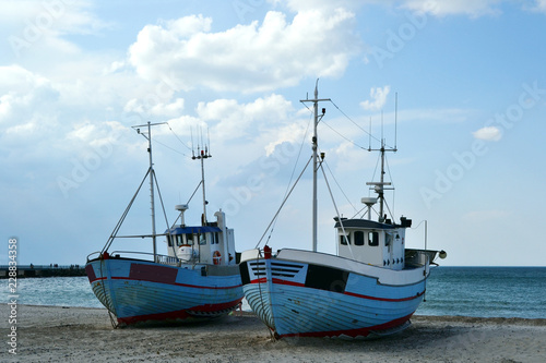 zwei alte schiffe am strand in dänemark