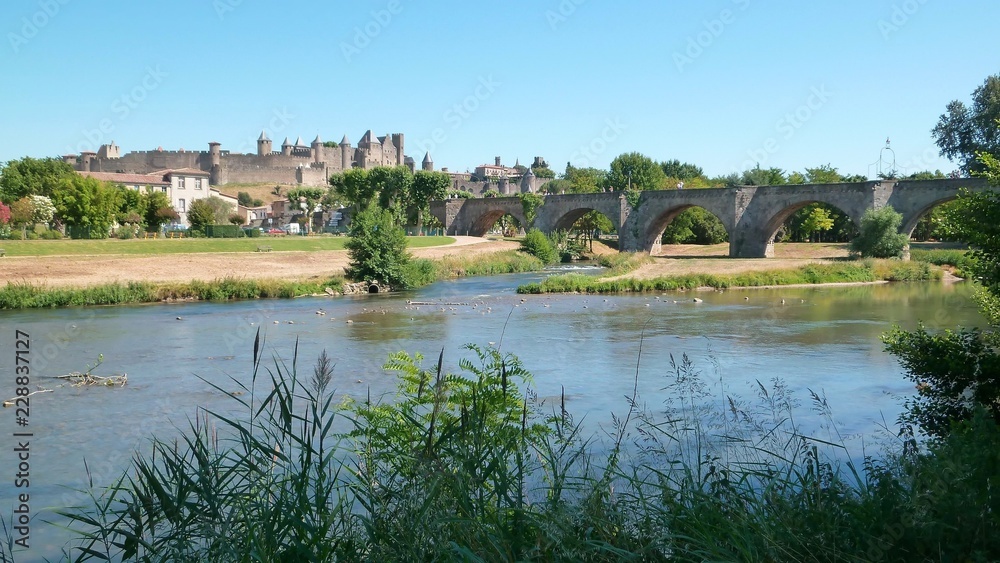 Vue sur la cité de Carcassonne et le Pont Vieux sur l'Aude (France)