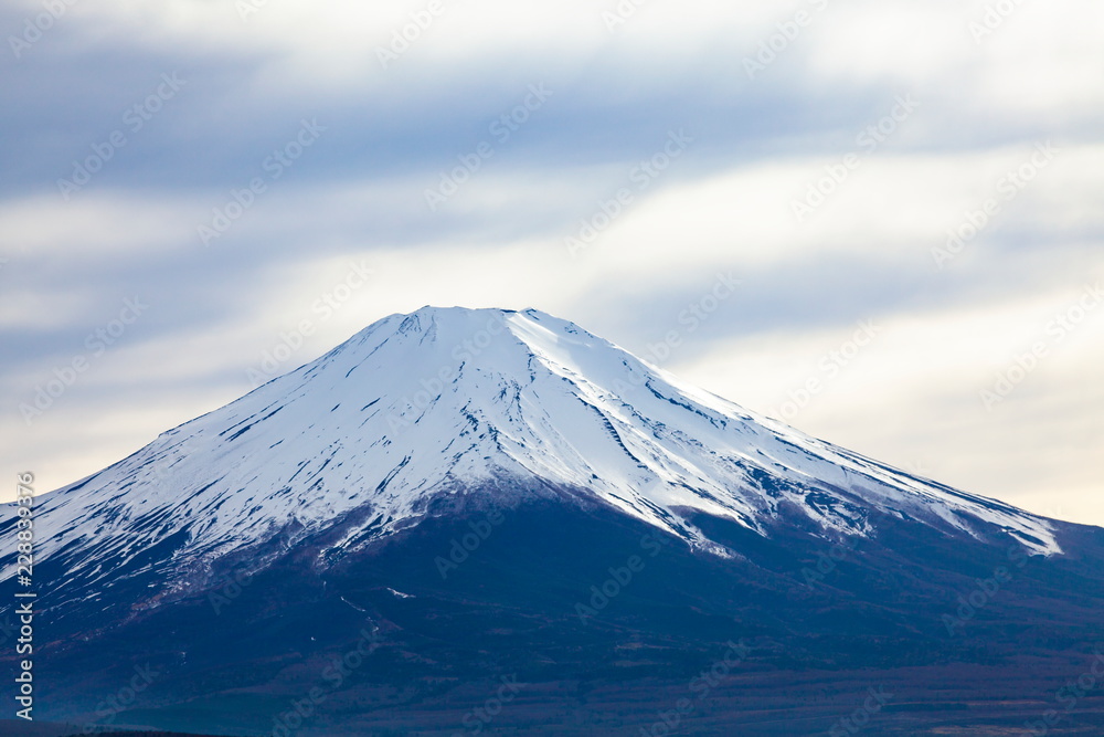 雪を頂いた富士山、山梨県山中湖村にて