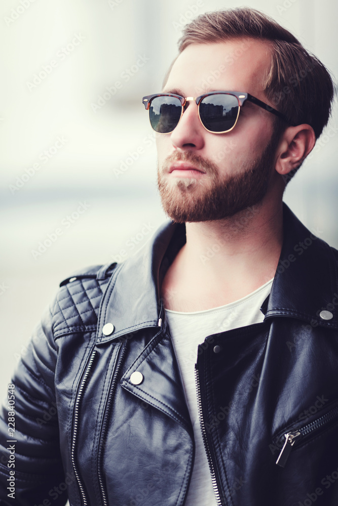 Obraz premium close-up portrait of a brutal man in a leather jacket