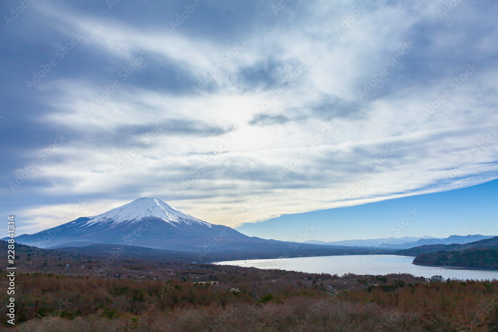 冬の富士山と山中湖、山梨県山中湖村パノラマ台にて