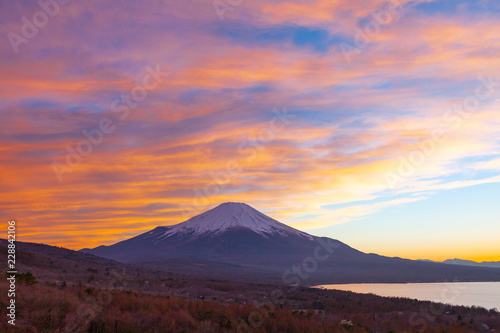 富士山と夕焼けの空、山梨県山中湖村パノラマ台にて
