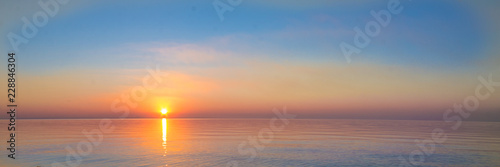 Fotografia landscape - sunset on the coast, waves, horizon. top view.