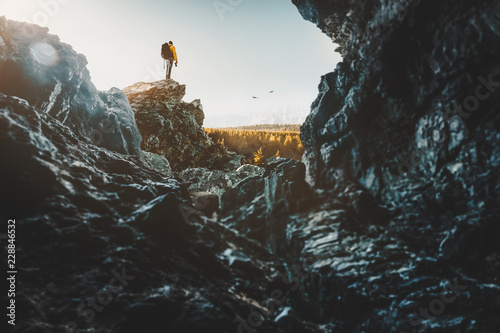 Wanderer fotografiert Landschaft photo
