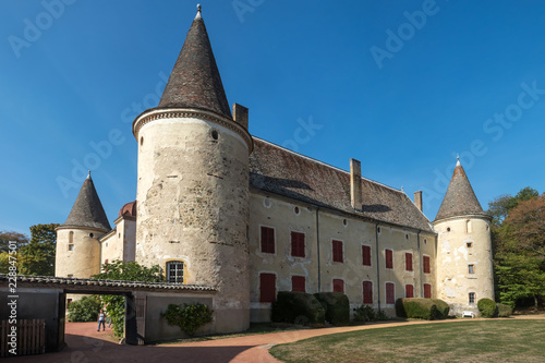 Château de Varennes à Quincié en Beaujolais à l' automne ,  rhône , France photo