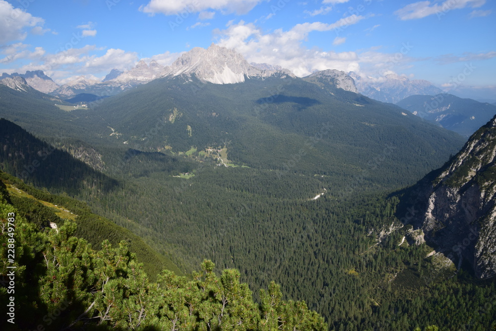 Dolomiti - Cadini di Misurina, tre Cime di Lavaredo e Misurina visto dal Sorapiss

