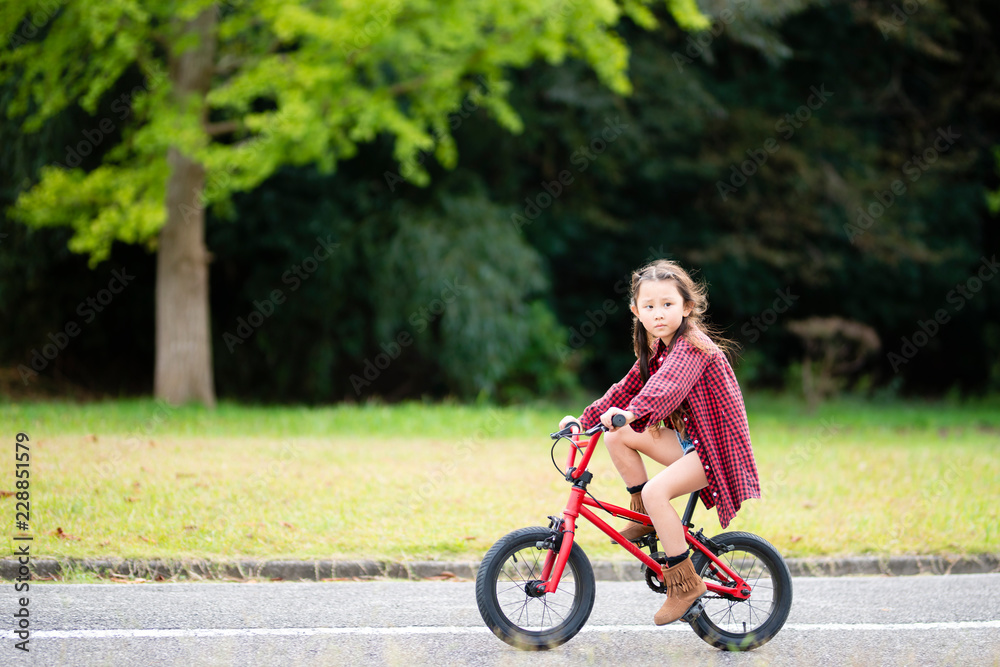 赤い自転車に乗る女の子 赤い自転車に乗る女の子