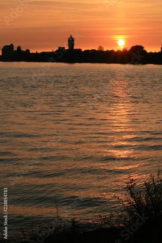 Obraz na płótnie sunset on the river w salonie