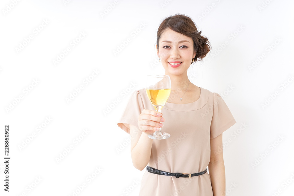 お酒を飲む女性 お酒を飲む女性