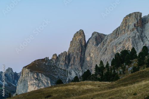Der Sella Bergstock kurz nach Sonnenuntergang in den Dolomiten