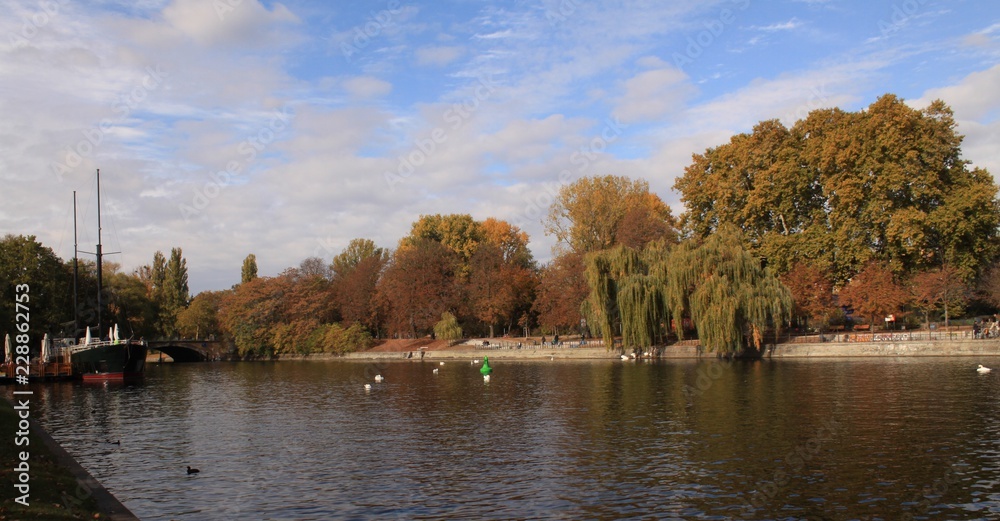 Goldener Oktober in Berlin; Landwehrkanal am Urbanhafen in Kreuzberg Goldener Oktober in Berlin; Landwehrkanal am Urbanhafen in Kreuzberg