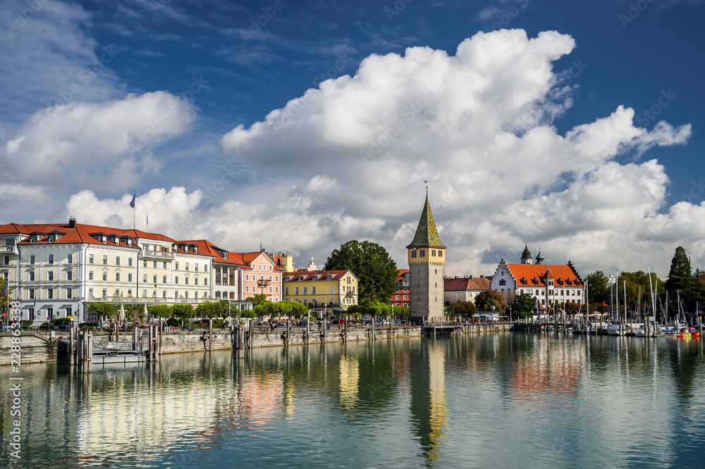 Hafenpromenade Lindau am Bodensee sonnig wolkig