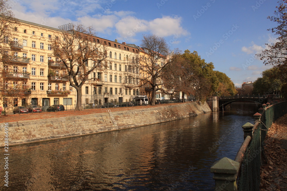 Goldener Oktober in Berlin; Landwehrkanal und Admiralbrücke in Kreuzberg