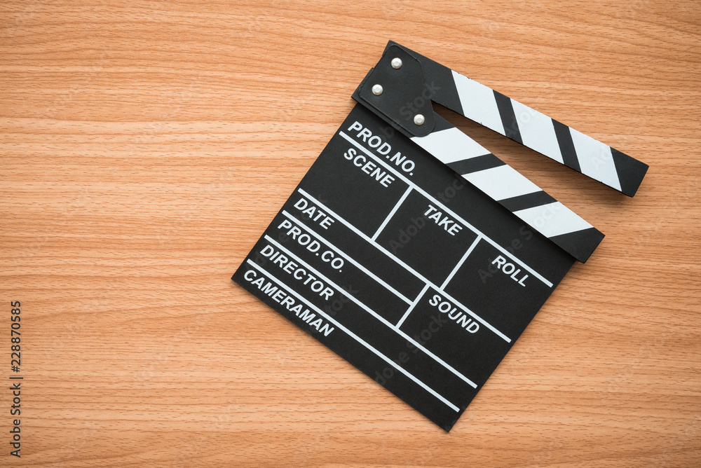 Fototapeta premium Clapperboard kino na podłoże drewniane - koncepcja rozrywki filmowej
