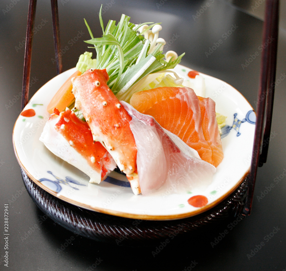 会席 魚 海 カニ タラバ 鮭 サーモン 冬 刺身 お造り アップ ズーム 料理 調理 懐石 盛り付け 和食 日本 雅 野菜 雅 一品 大葉 Stock Photo Adobe Stock