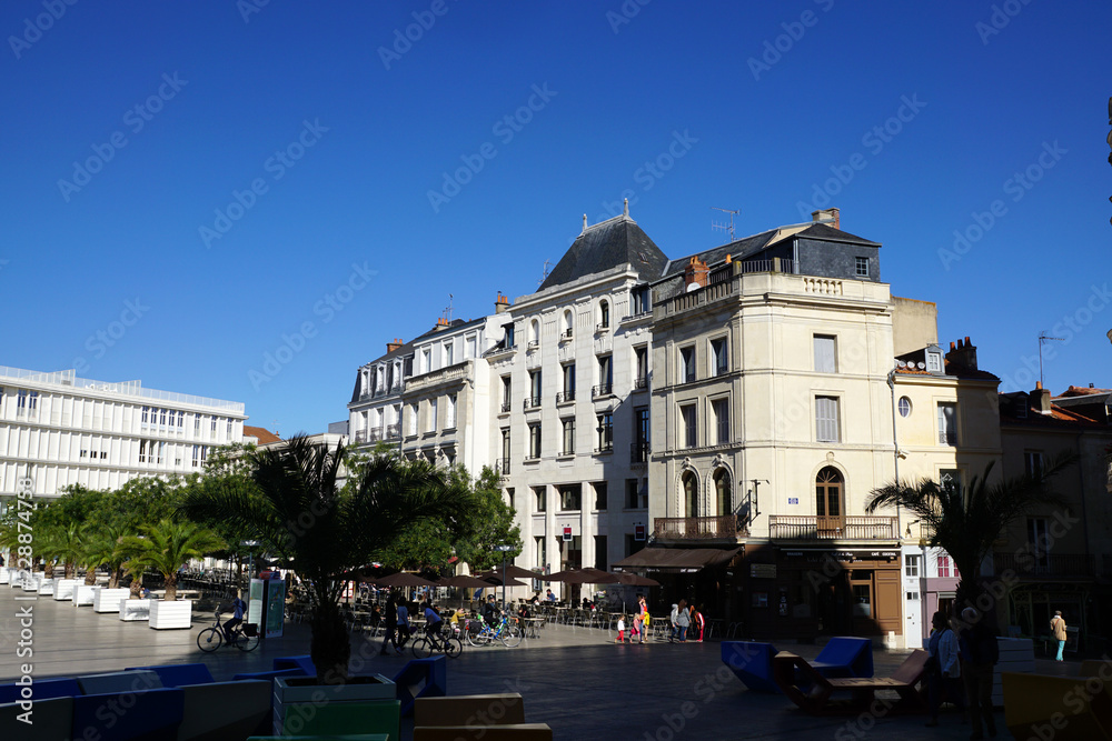 bâtiments autour de la place de l'hôtel de ville de Poitiers