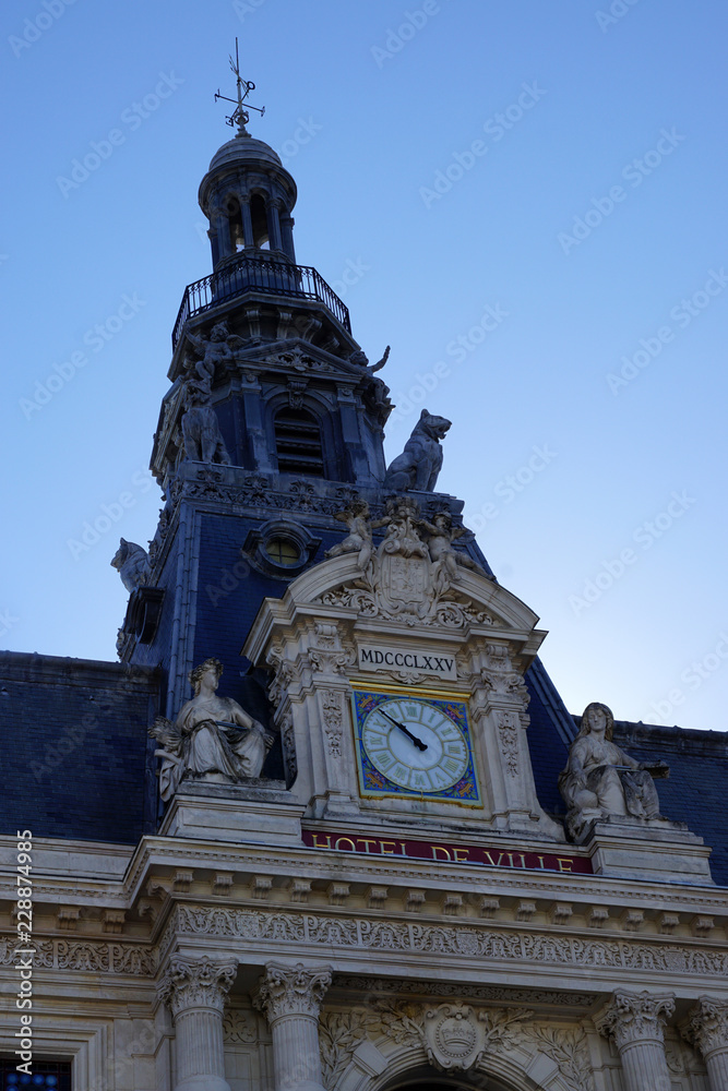 horloge sur la facade de l'hôtel de ville de Poitiers