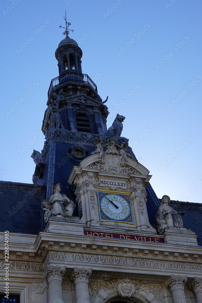 Obraz premium horloge sur la facade de l'hôtel de ville de Poitiers