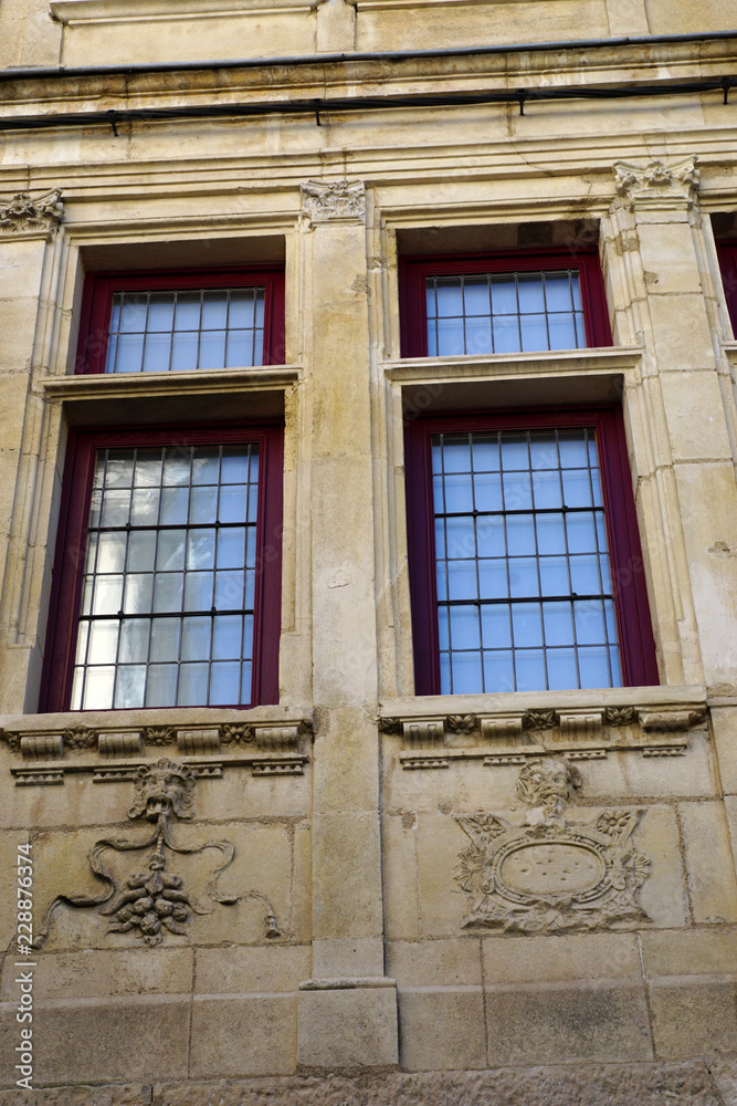 Fenêtres sur anciens bâtiments à Poitiers