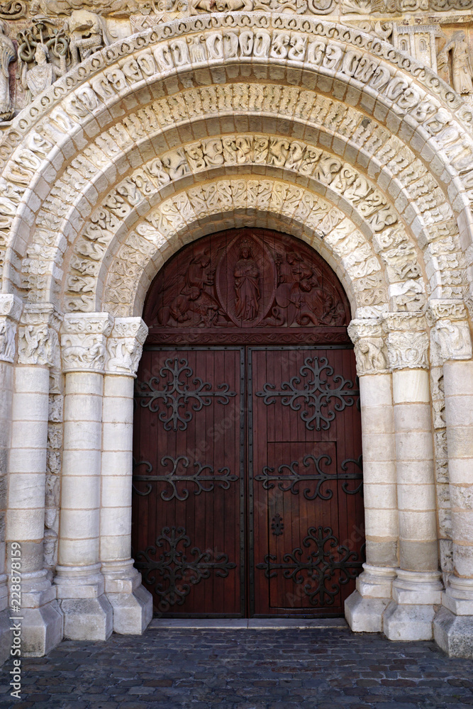 entrée de l'église place des marchés à Poitiers
