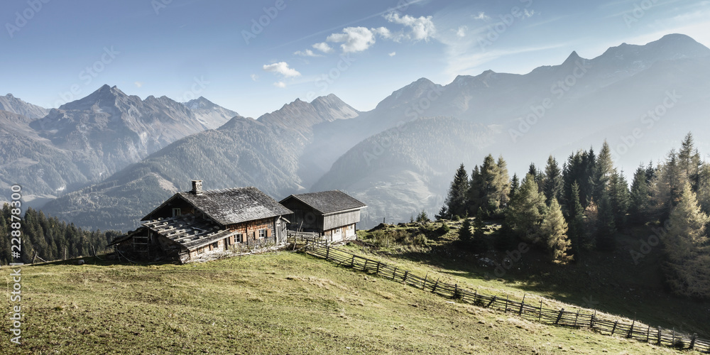 Alpenpanorama mit Berghütten im Zillertal in Tirol farbreduziert Alpenpanorama mit Berghütten im Zillertal in Tirol farbreduziert