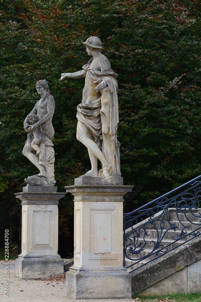Obraz premium Zwei Sandsteinplastiken vor dem Schloss Altdöbern