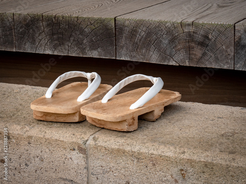 階段の上の誰かの下駄