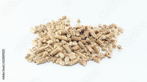 Biocombustible de Pellets para estufas o calderas de calefacción con fondo blanco para texto