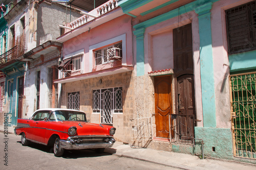 Taxi y carro clásico americano en las calles de La Habana Cuba © Alfredo López