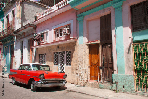 Photography Taxi y carro clásico americano en las calles de La Habana Cuba
