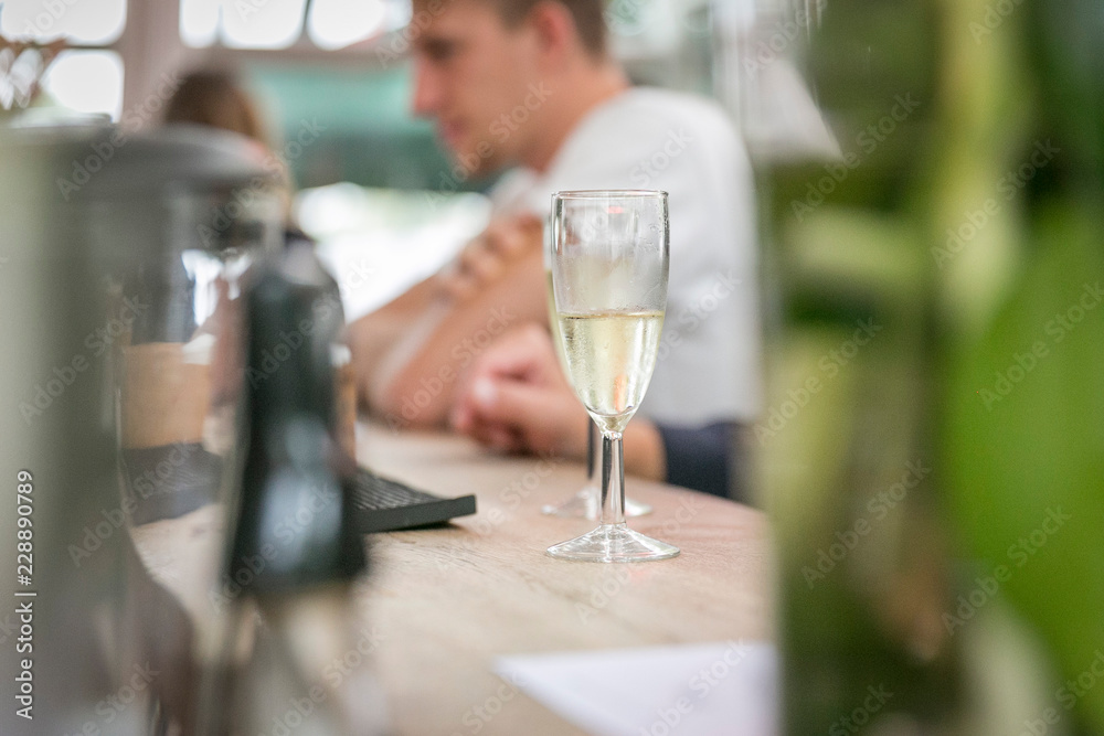 Sekt & Champagnerglas auf Bartresen / Catering